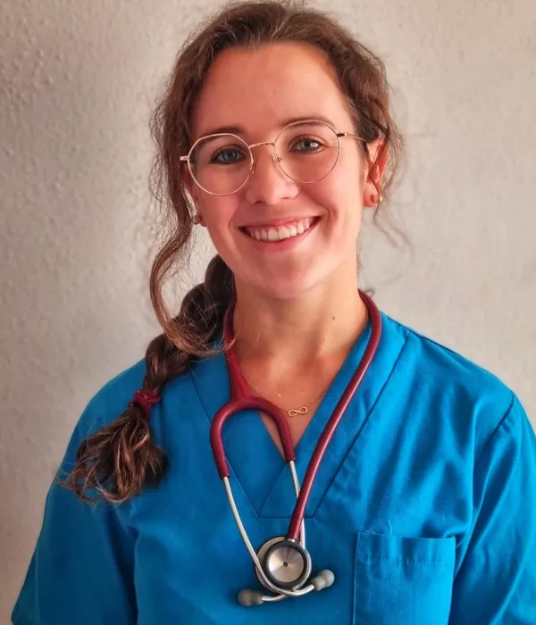 Laura Quintero — Nutricionista veterinaria especializada en alimentación natural para perros y gatos